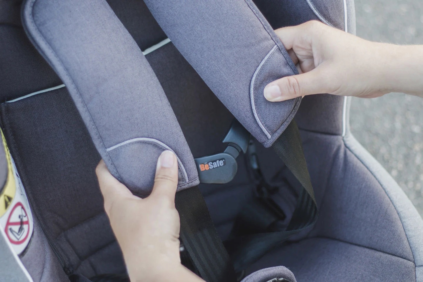 BeSafe Gurtwächter für BeSafe Autokindersitze mit internem Gurtsystem Schwarz