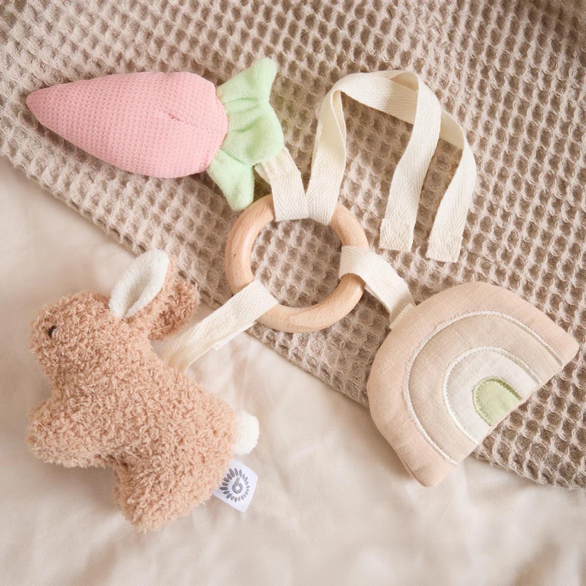 bieco ACTIVITY Spielzeug Hase Fine caramel