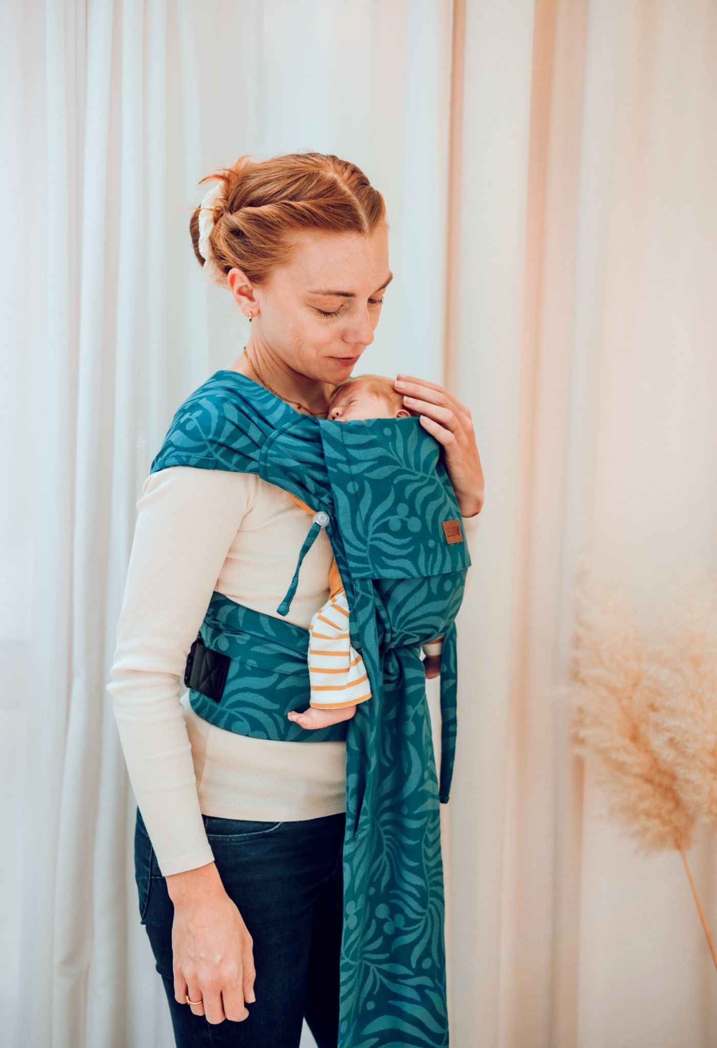 LELIBA Tai Babytrage mit Polster Leaf Bungi Coralie LELIBA Tai Babytrage mit Polster Leaf Bungi Coralie