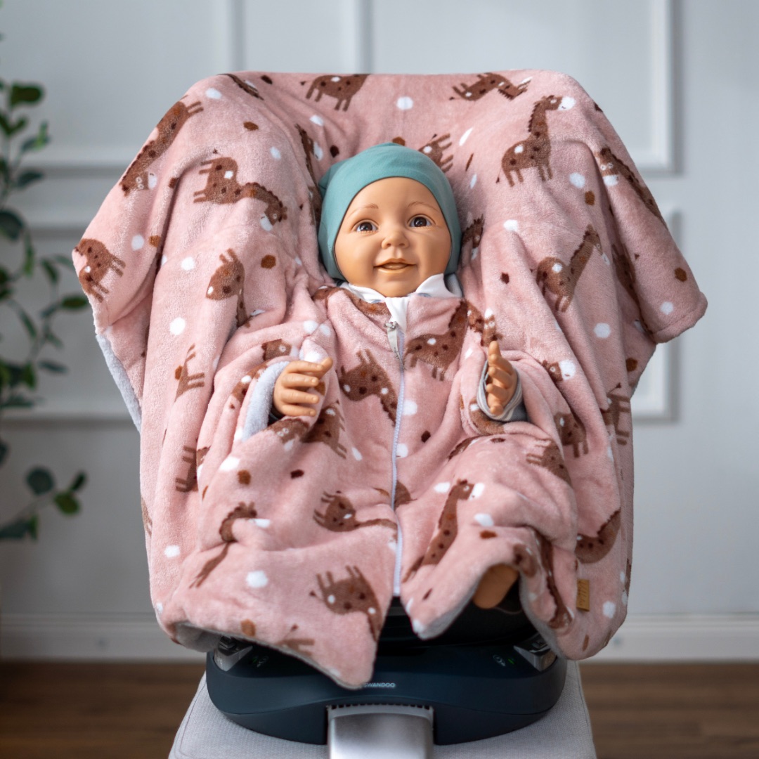 Kikkifax Kindersitzponcho aus Fleece flauschige Giraffe rosé Kikkifax Kindersitzponcho aus Fleece flauschige Giraffe rosé
