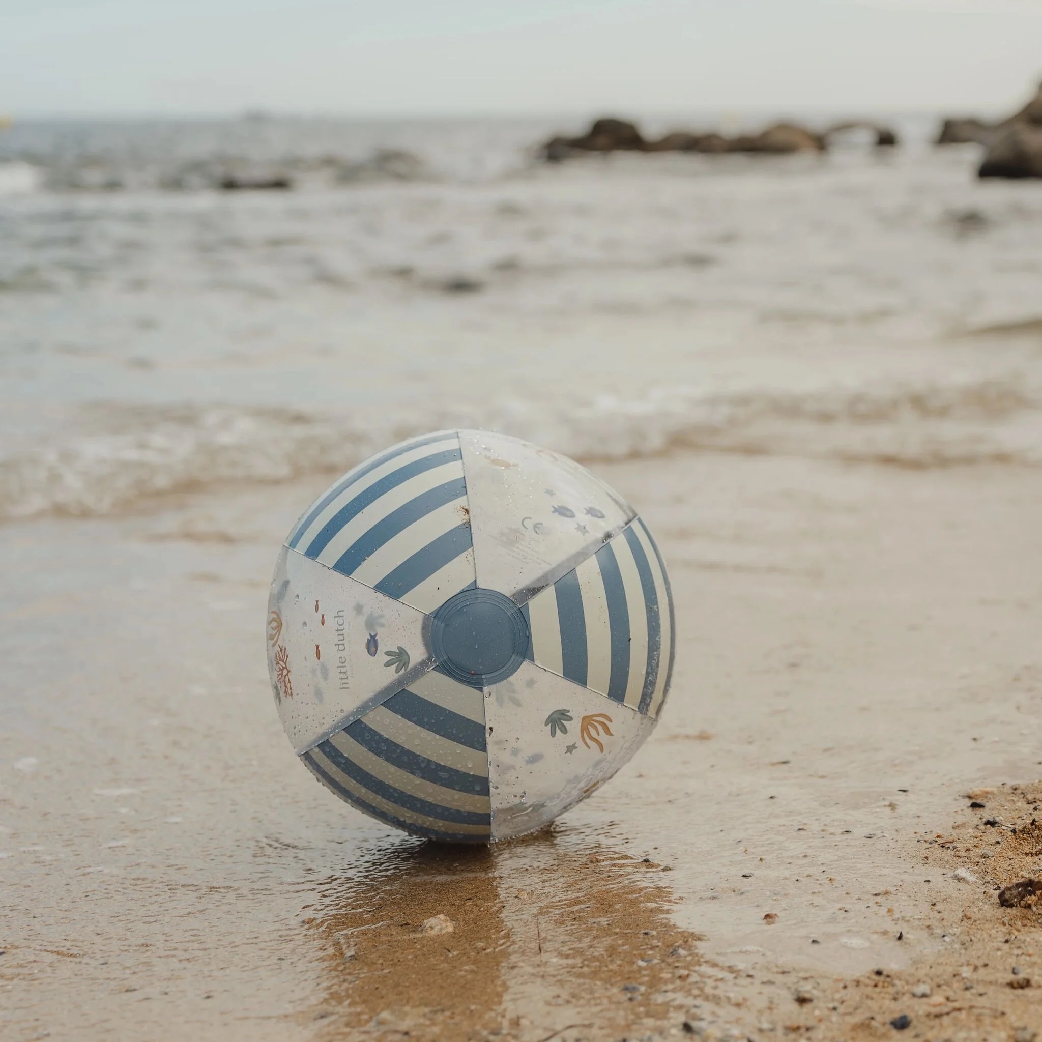 0033716_summer-2026-swim-beach-collection-131-shopify-square.jpg Little Dutch Strandball Blau - Ocean World