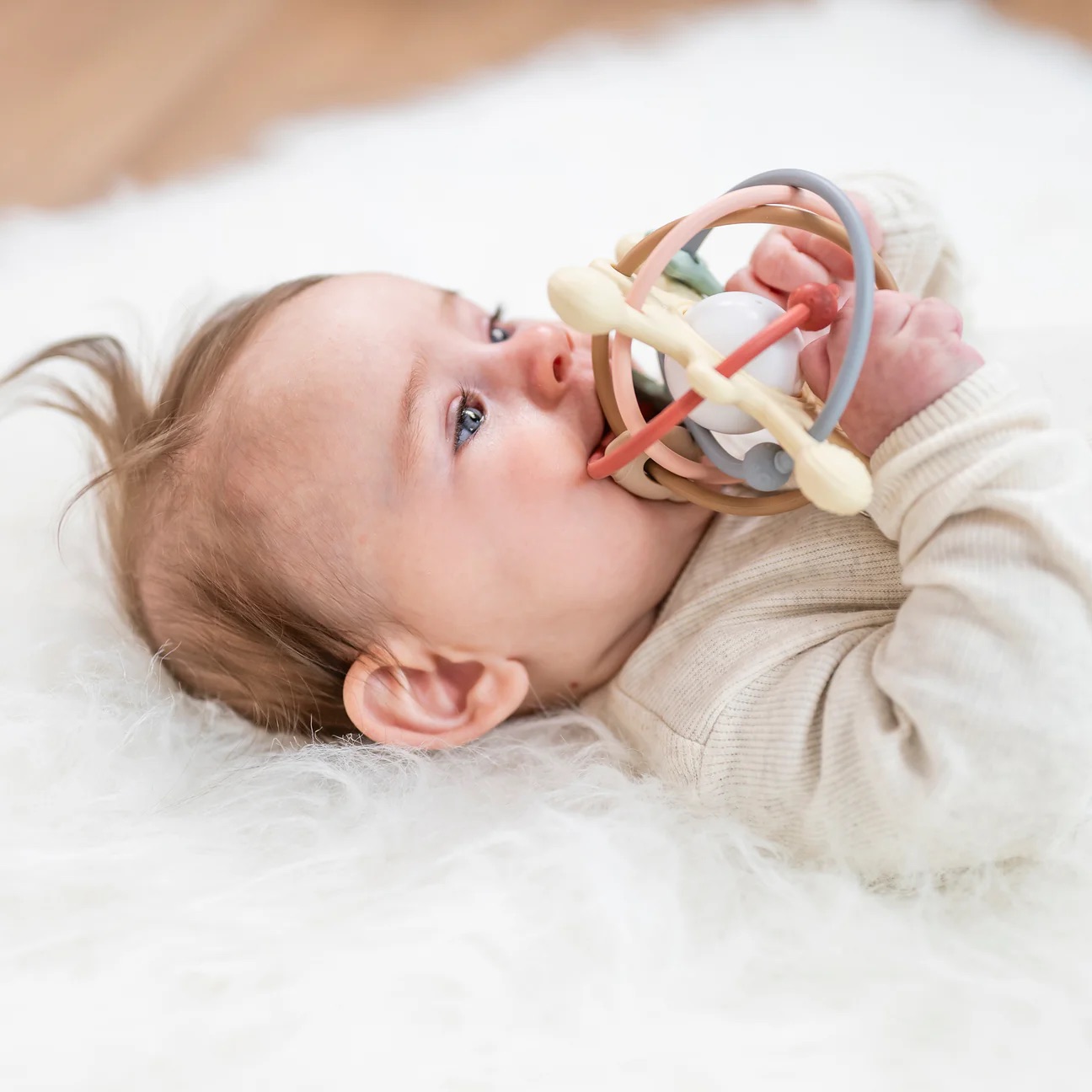 Nattou Beißring mit Rassel Galaxy Silikon Pastell Nattou Beißring mit Rassel Galaxy Silikon Pastell