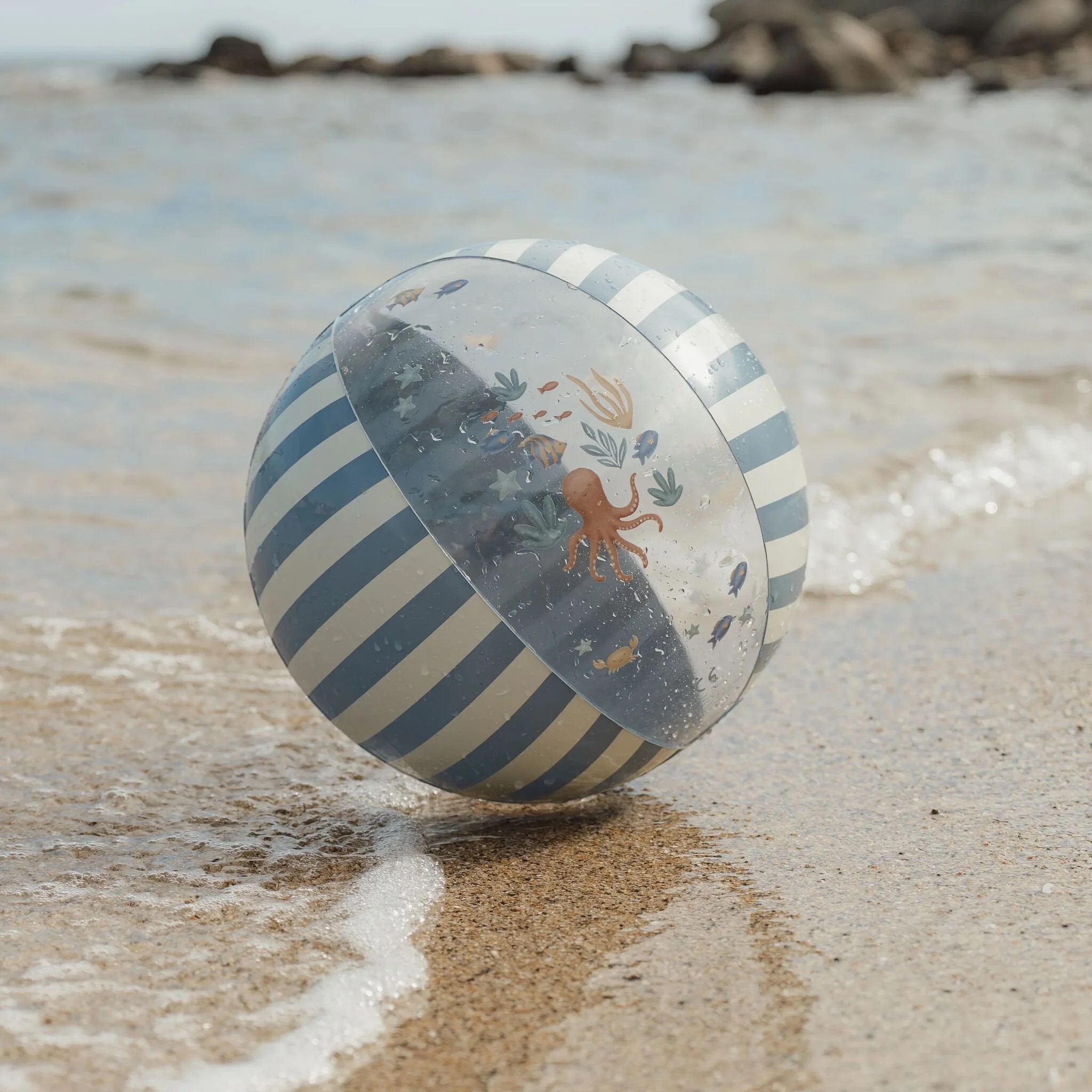 0033719_summer-2026-swim-beach-collection-157-shopify-square.jpg Little Dutch Strandball Blau - Ocean World