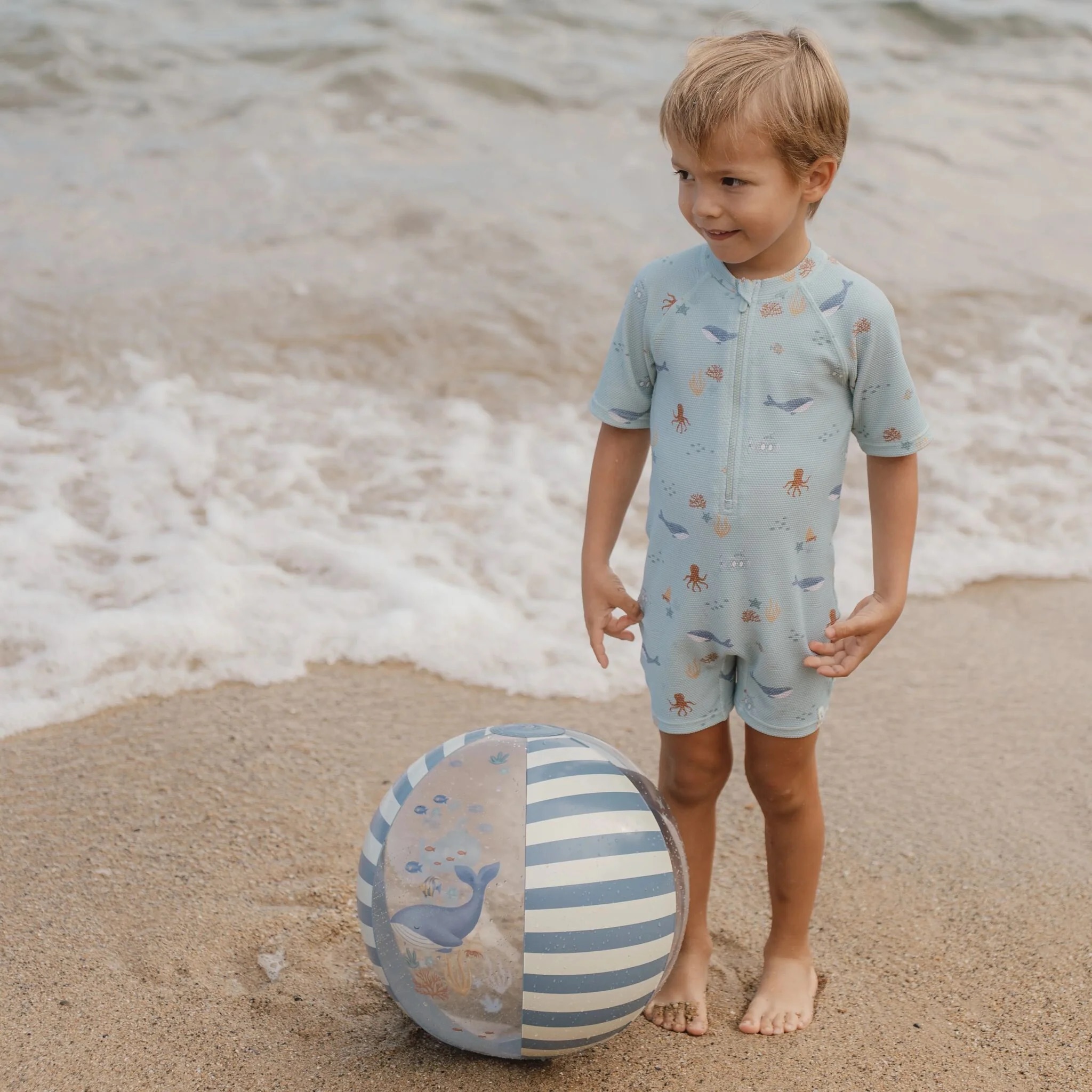 0033715_summer-2026-swim-beach-collection-129-shopify-square.jpg Little Dutch Strandball Blau - Ocean World