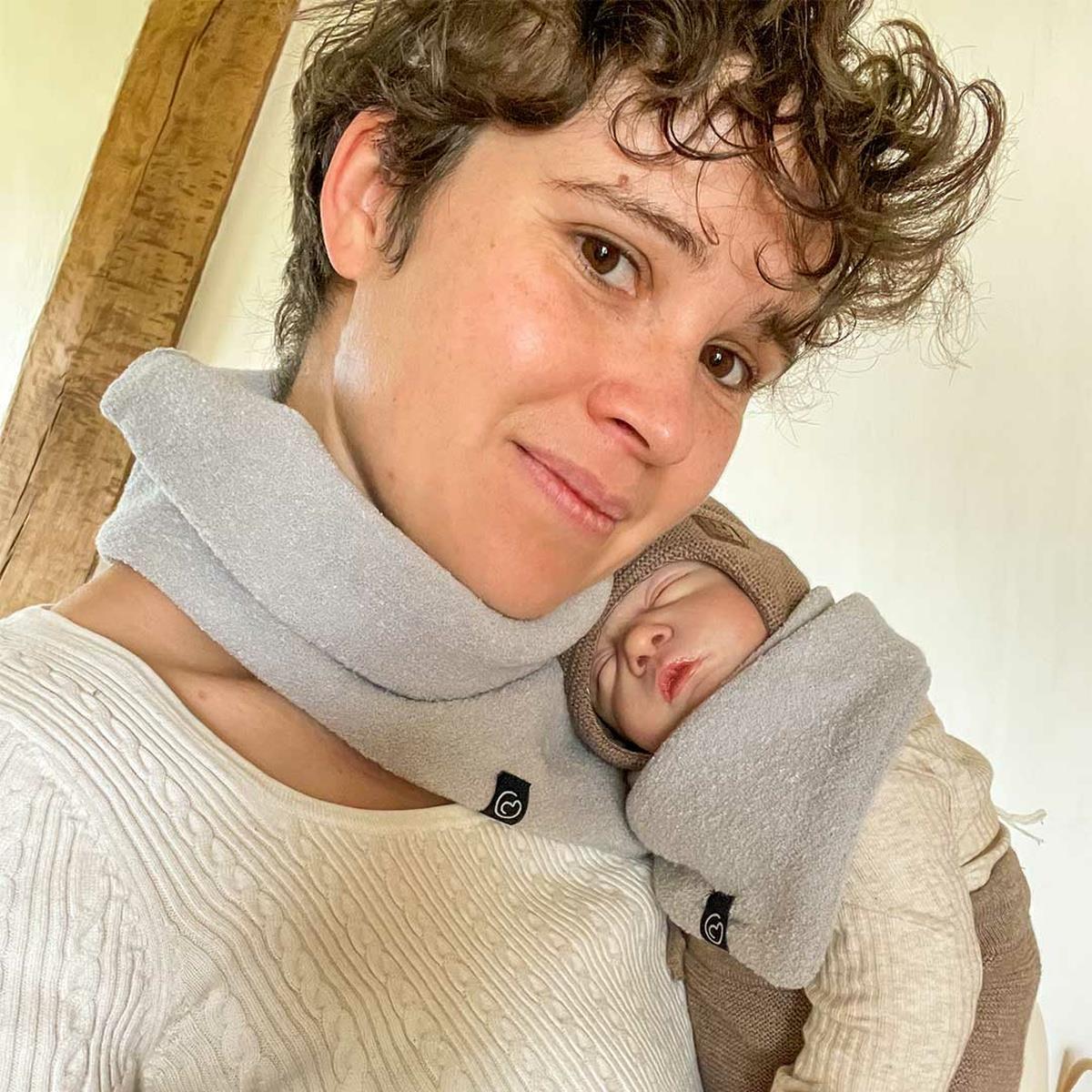 mamalila Loopschal zum Babytragen Hellgrau