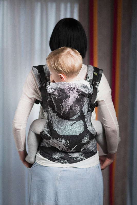 Lenny Lamb Trage Feathers black & white (schwarz / weiß mit Federn) Lenny Lamb Trage Feathers black & white (schwarz / weiß mit Federn)