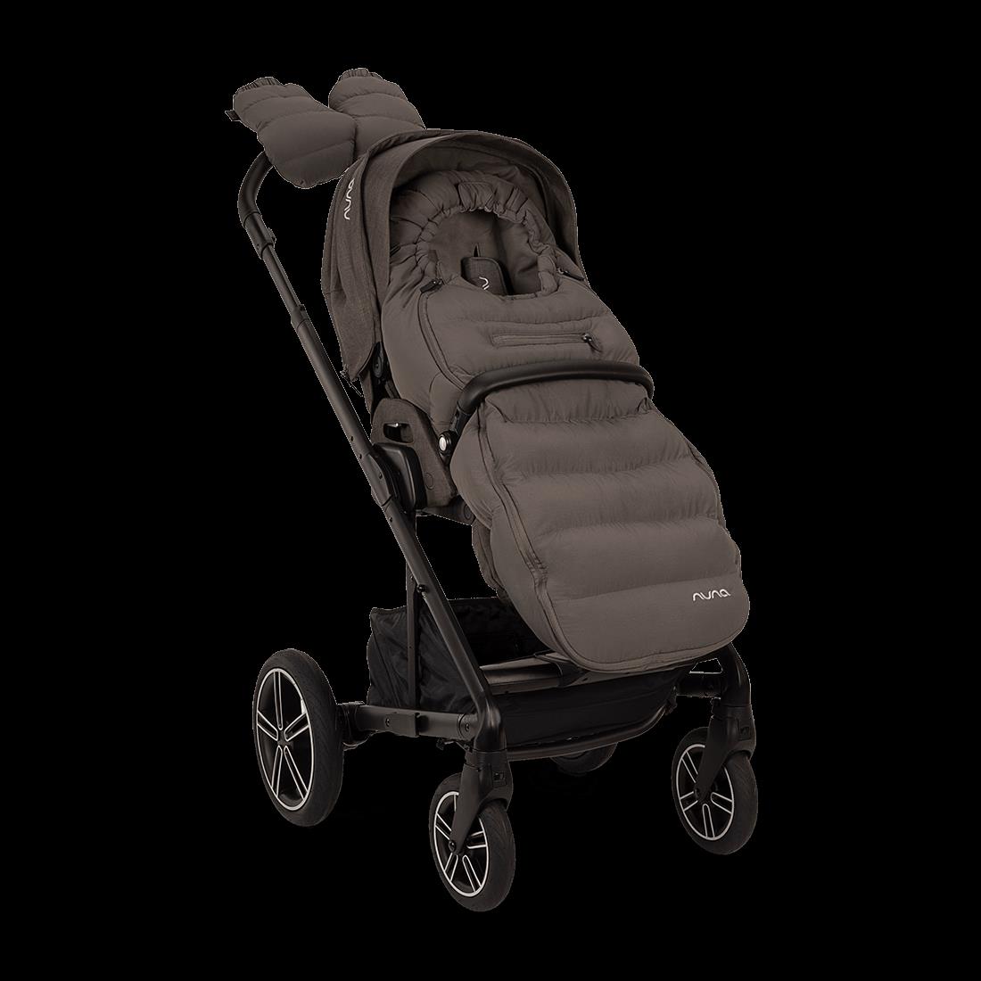 nuna_winterset_mixxnext_thunder_angle_op_pulled_gloves_usgl_web.png NUNA Cosy Winter-Kinderwagen-Set Thunder